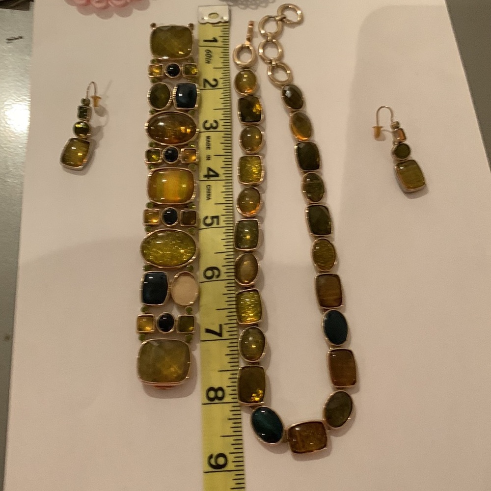 Beautiful set in green includes necklace bracelet and earrings - Picture 5 of 5